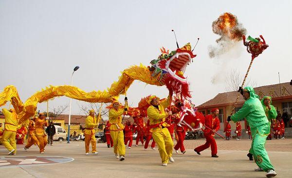 农历新年舞龙