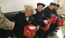 去敬老院送温暖