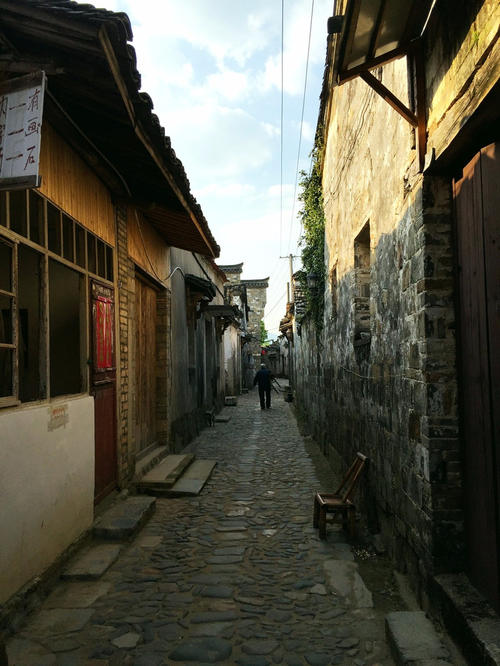 胡同，常春藤墙和老人