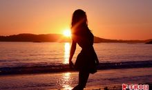 落日余晖下的背影