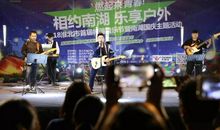 捧起书本走过荷香