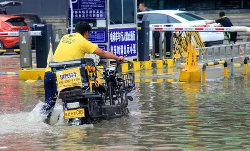 外卖在雨中
