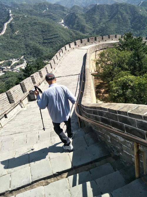 攀登八达岭长城