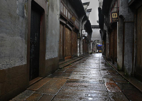 回望那条阴雨的小路