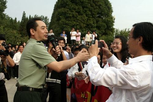 参观周恩来纪念馆