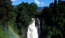 美丽的瀑布彩虹