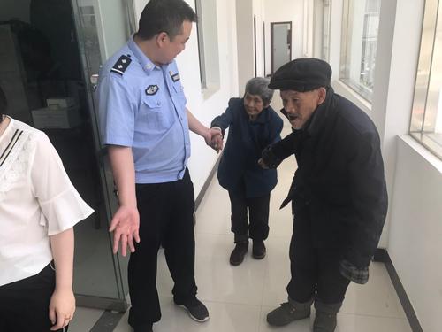 一个“快乐”的摔跤