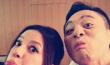 挤眉弄眼比谁快