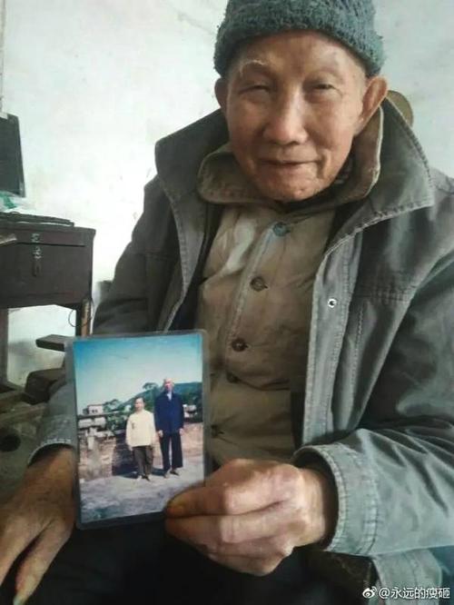 住在她家乡的奶奶