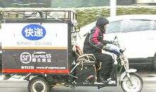 风雪中的快递哥