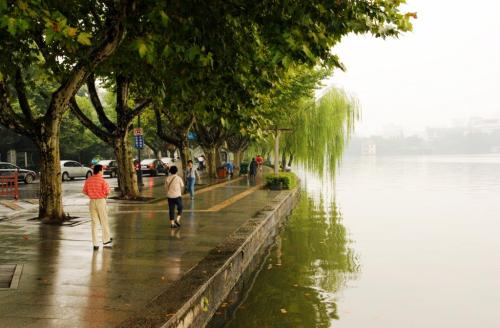 走在雨中
