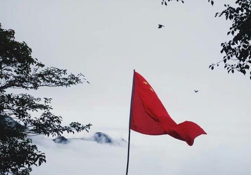 带国旗旅行