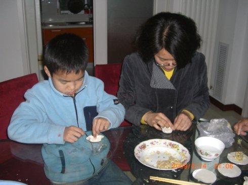 我帮妈妈做饺子