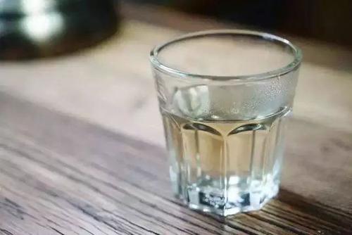 倒一杯水