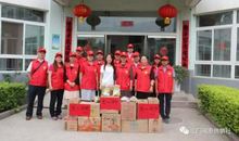 参加福利院活动