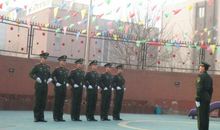 向武警叔叔敬个礼