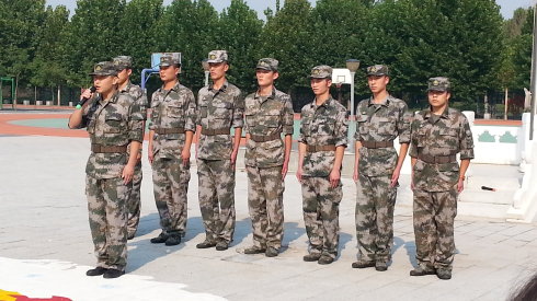 以军事训练为主题