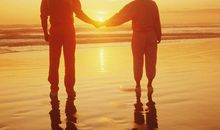 老人走在夕阳下