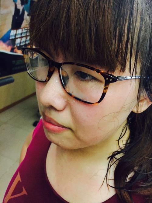 严峻的外观