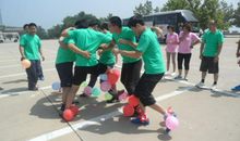 激烈的踩气球大战