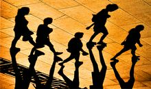 烈日中那个身影