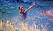 游泳课“表演”