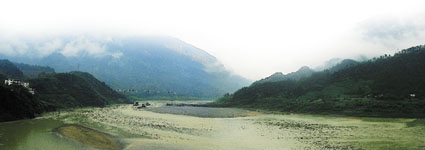 月亮在河岸下