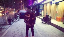 行走在冬夜的冷风中