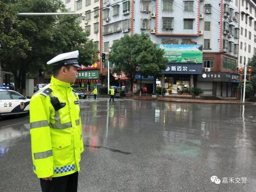 雨中的交警