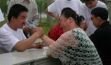 精彩的掰手腕比赛