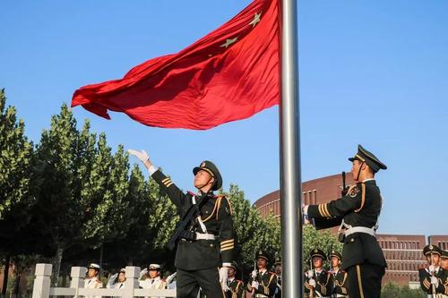 当国旗升起时