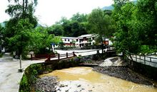 “家”门口的小水沟