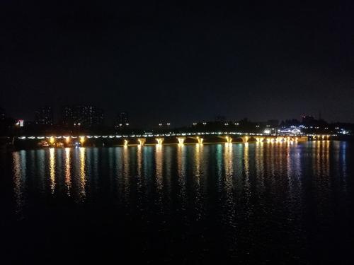 晚上白家湖广场