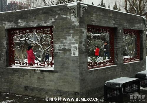 透过窗户看着云