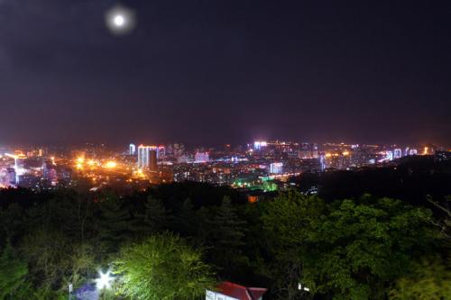 月亮下的城市