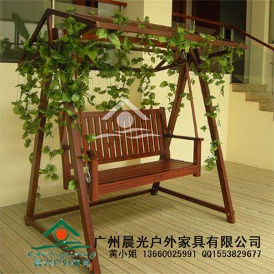 奶奶在秋千椅上