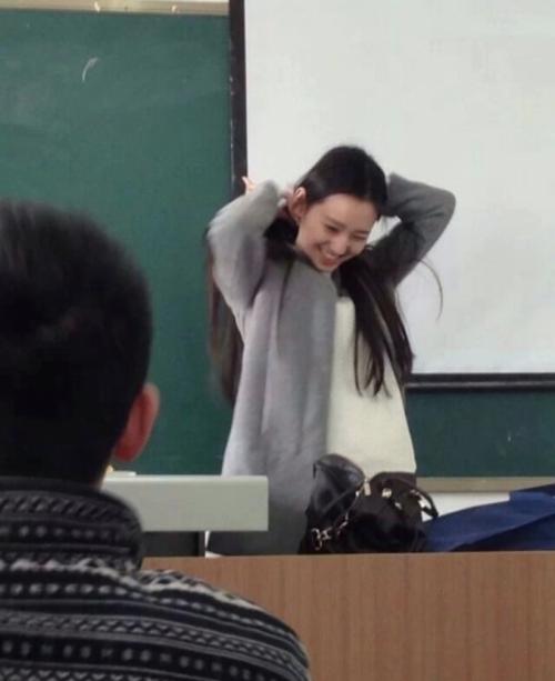 她是一个深受学生喜爱的人