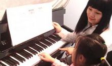 学习弹钢琴