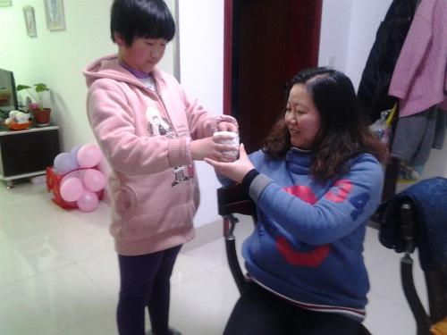 我给妈妈倒茶