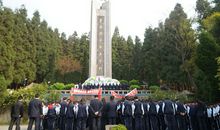 祭扫烈士纪念碑