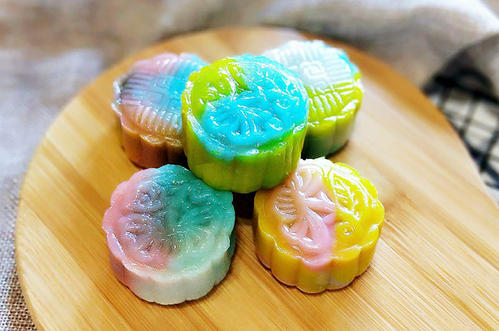 做五颜六色的雪月饼
