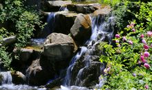 听，那溪流的声音