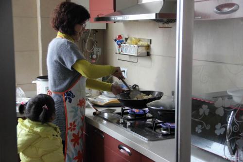 看妈妈做饭