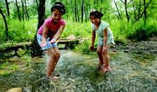小溪玩水