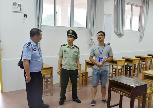 向护送高中生的人物致敬