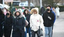 观察大风中的行人