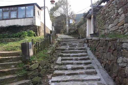 在一个饱经风霜的老房子里的100个字