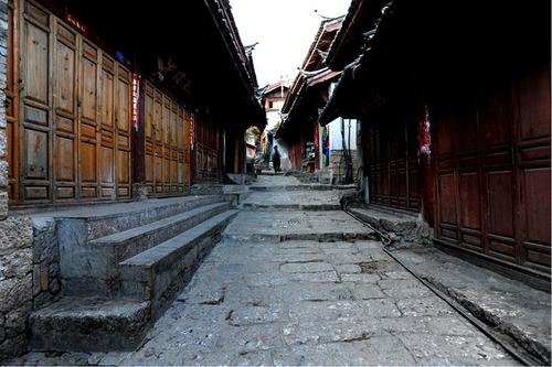 游览古城的小巷