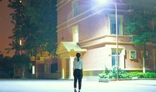 路灯下的瘦小身影