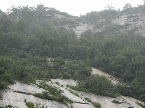 在雨中登山